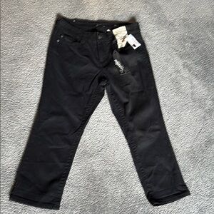 Union Bay Supplies Mila Modern Crop Black Pants. Size 10.